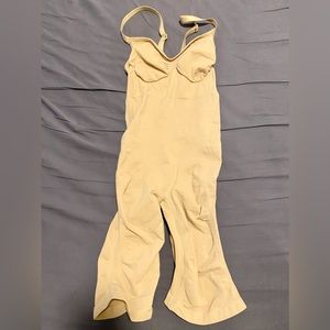 SKIMS SCULPTING BODYSUIT MID THIGH W. OPEN GUSSET S/M IN SAND